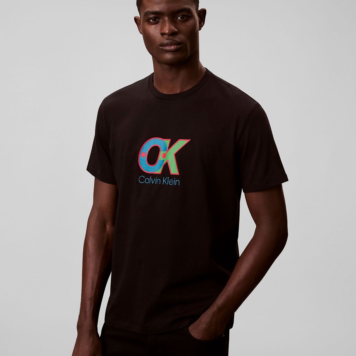 CALVIN KLEIN - Camiseta negra con estampado gráfico de monograma Calvin Klein
