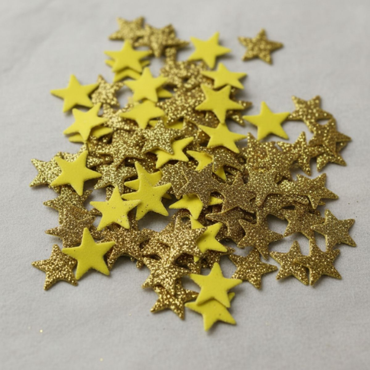 GENERICO - Estrellas En Fomy Escarchado x 100 unidades Dorada