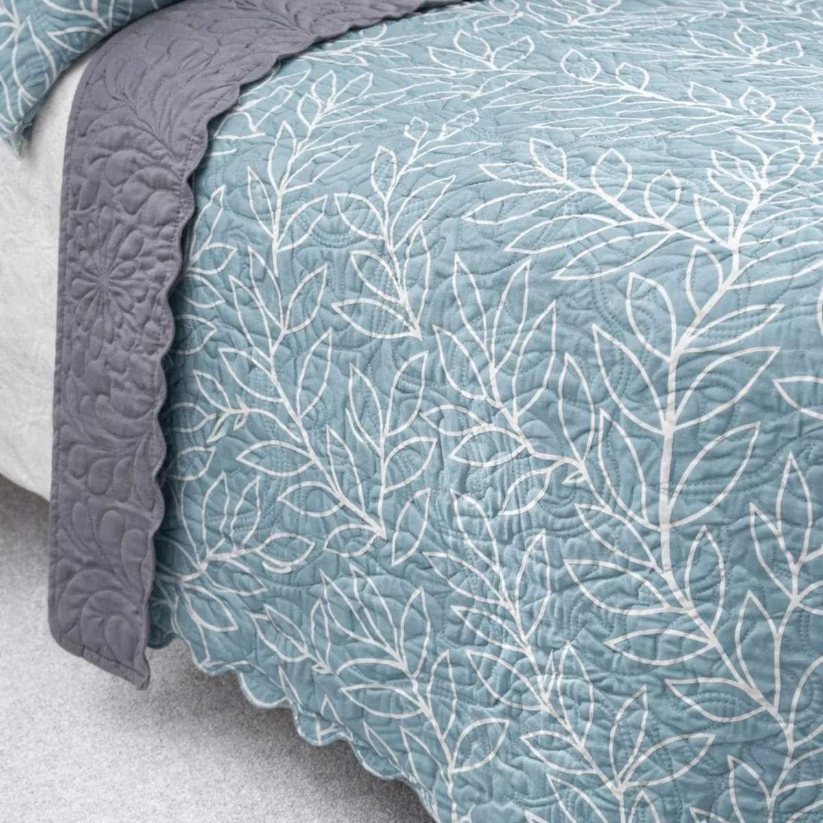 HAPPY BEAR - Cubrelecho Estampado Floral Azul Gris Doble Faz