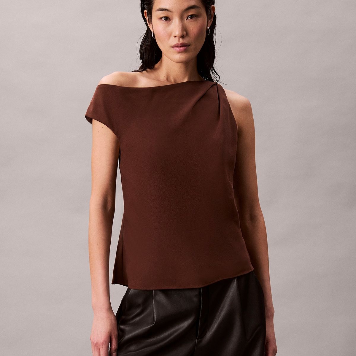 CALVIN KLEIN - Top café asimétrico de crepé Calvin Klein