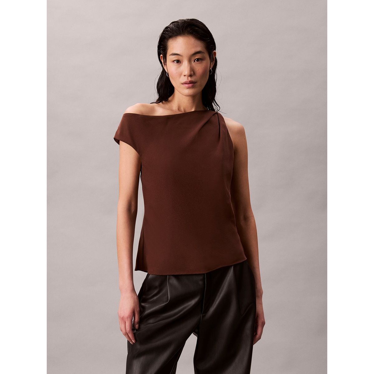 CALVIN KLEIN - Top café asimétrico de crepé Calvin Klein