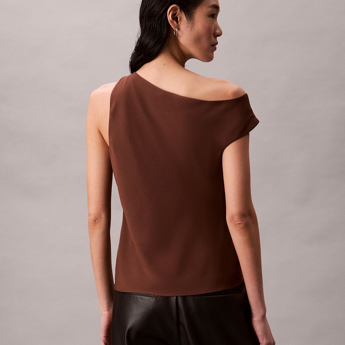 CALVIN KLEIN - Top café asimétrico de crepé Calvin Klein