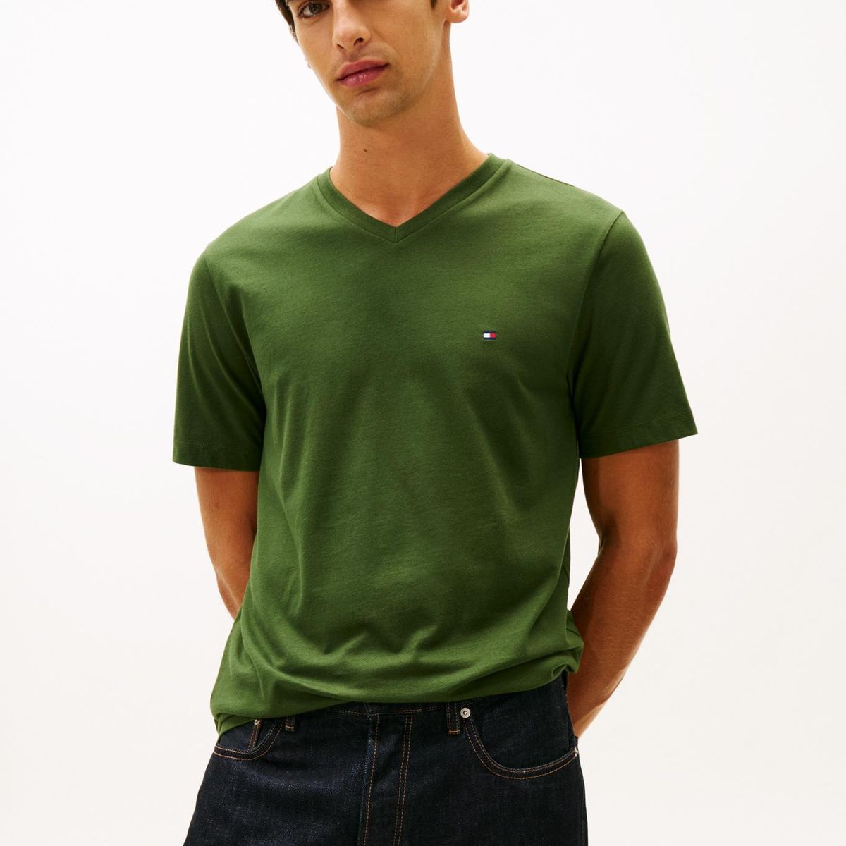 TOMMY HILFIGER - Camiseta verde con cuello en V y logo Tommy Hilfiger