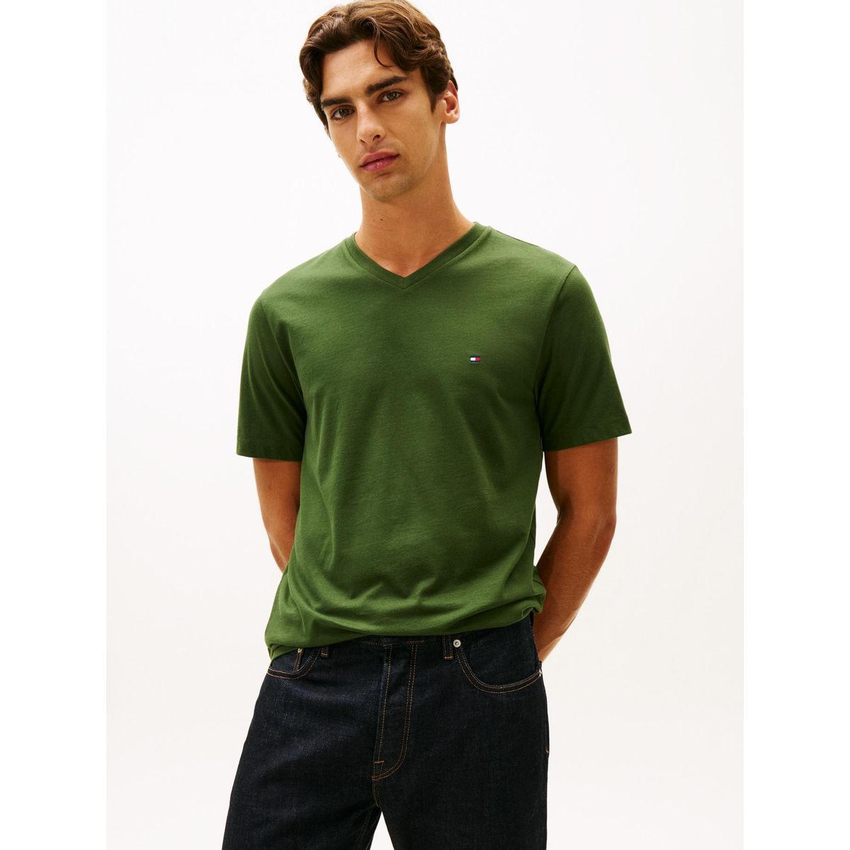 TOMMY HILFIGER - Camiseta verde con cuello en V y logo Tommy Hilfiger