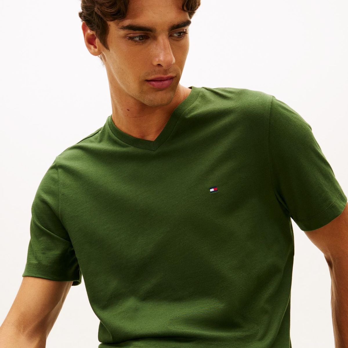 TOMMY HILFIGER - Camiseta verde con cuello en V y logo Tommy Hilfiger