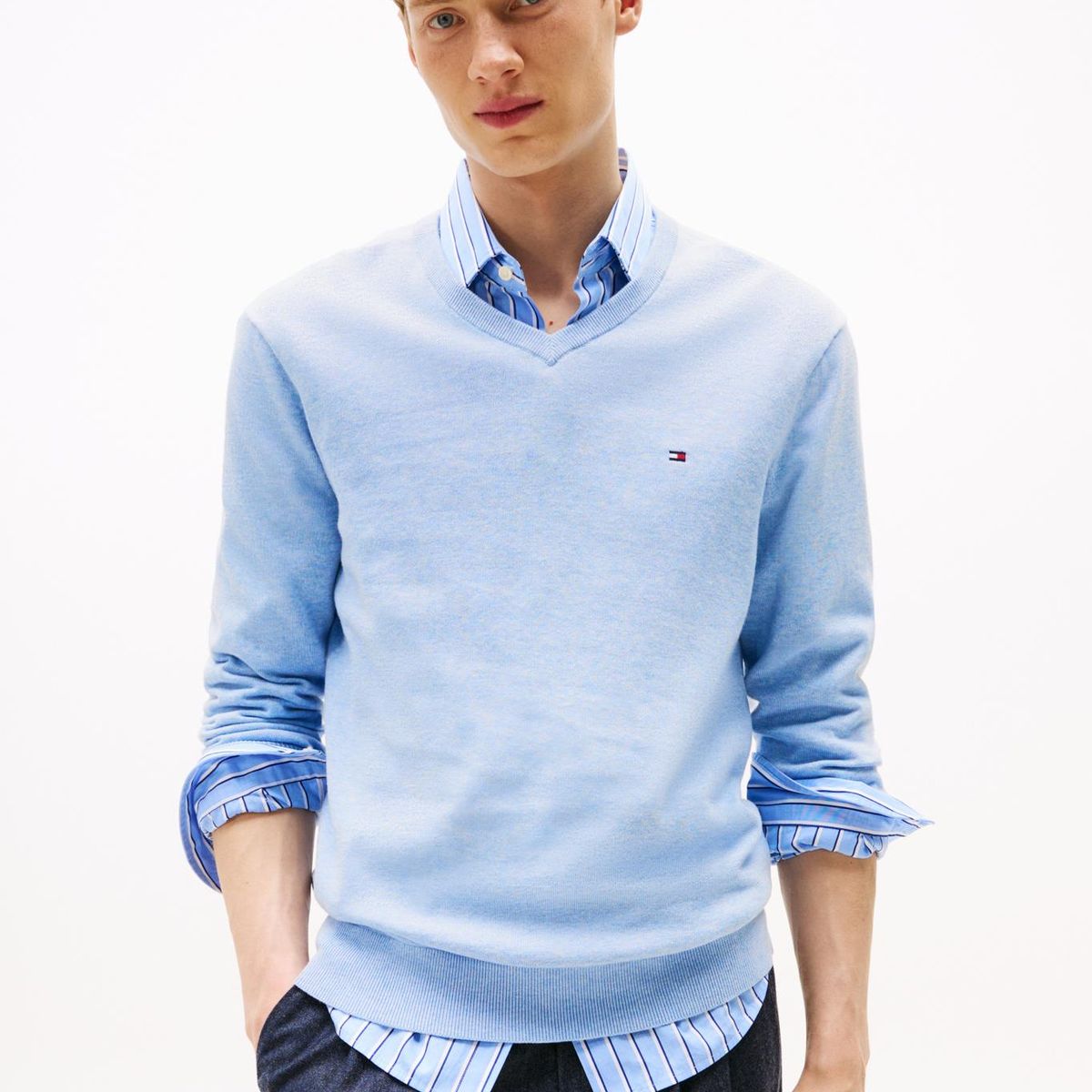TOMMY HILFIGER - Saco celeste con cuello en V y logo bordado Tommy Hilfiger