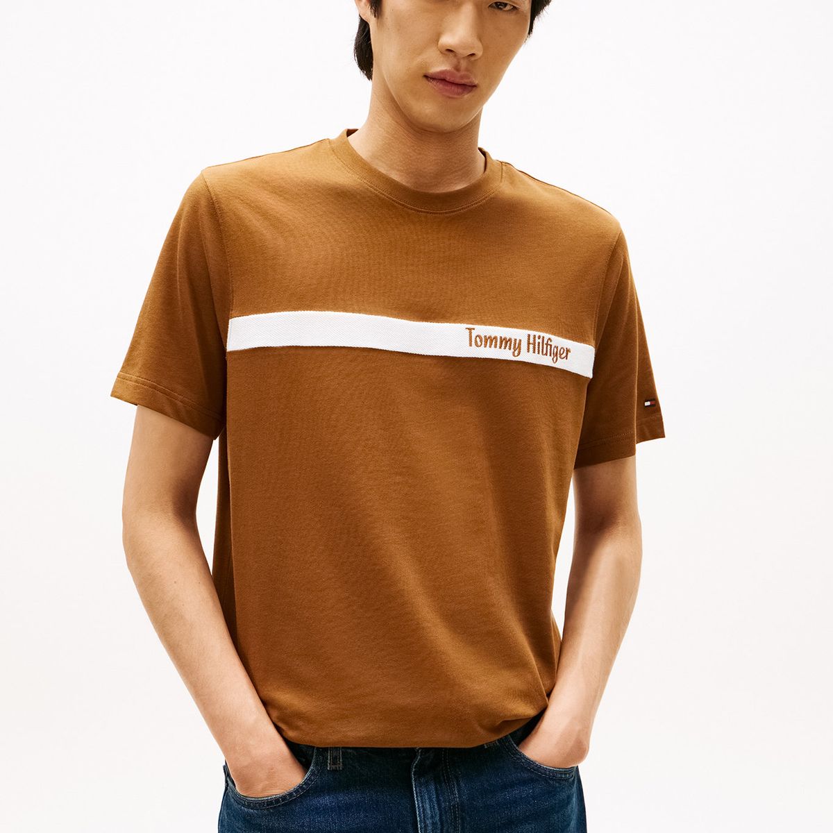 TOMMY HILFIGER - Camiseta beige con diseño de rayas gráfica en el pecho Tommy Hilfiger