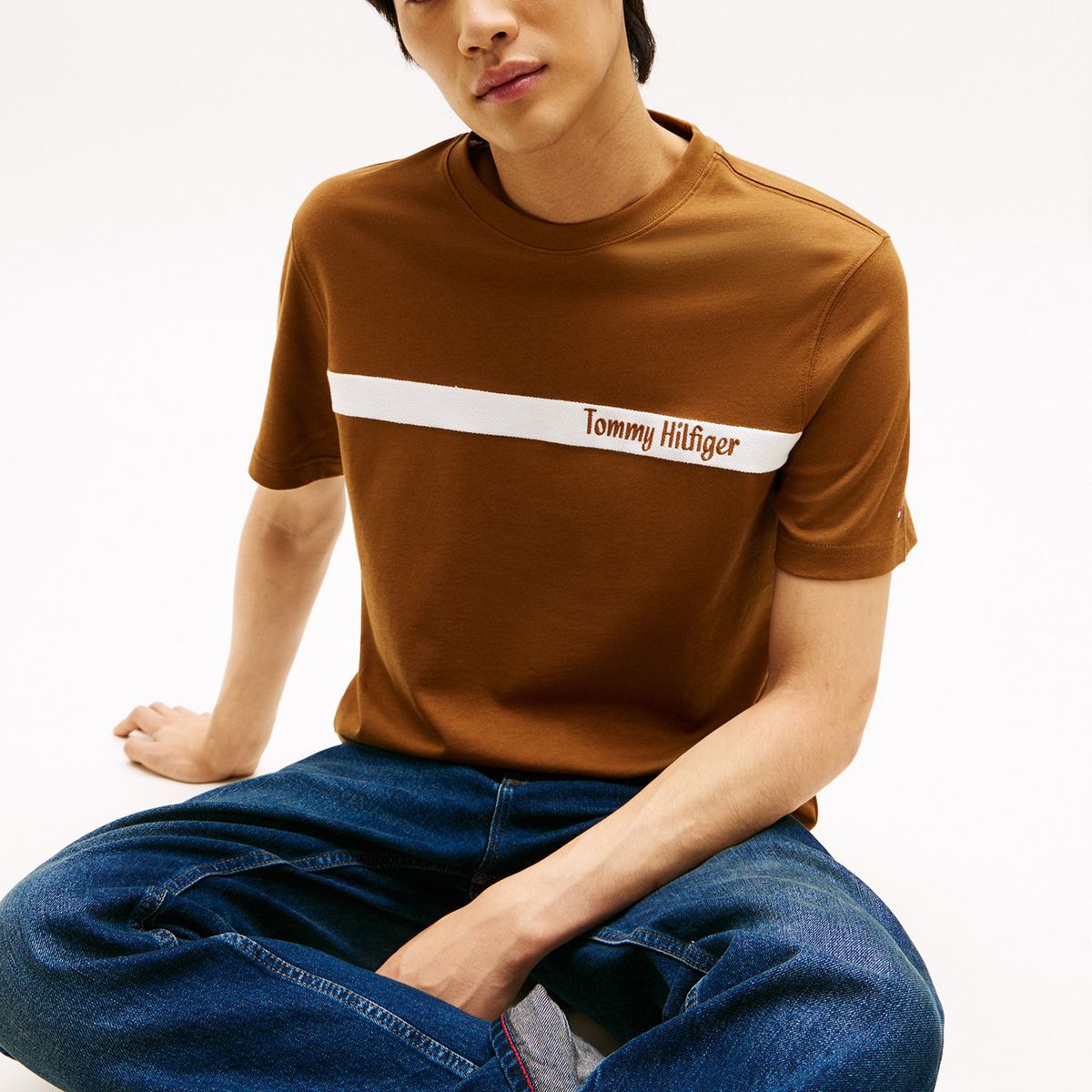 TOMMY HILFIGER - Camiseta beige con diseño de rayas gráfica en el pecho Tommy Hilfiger