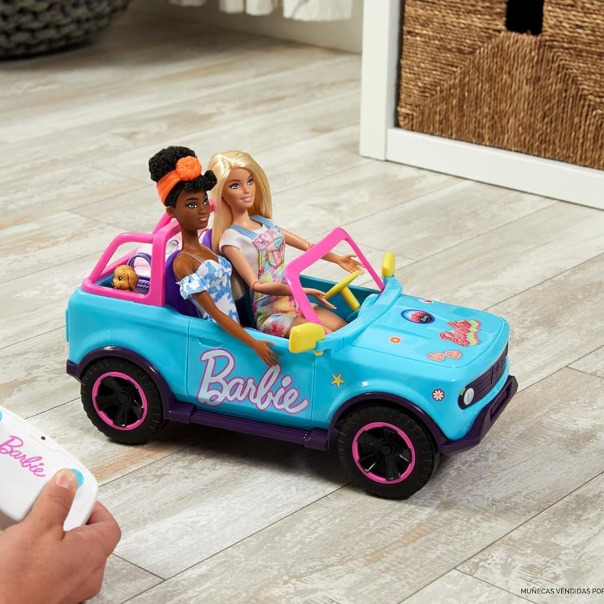 BARBIE - Hot Wheels Suv Barbie Para Dos Muñecas Con Stickers Y Control Remoto