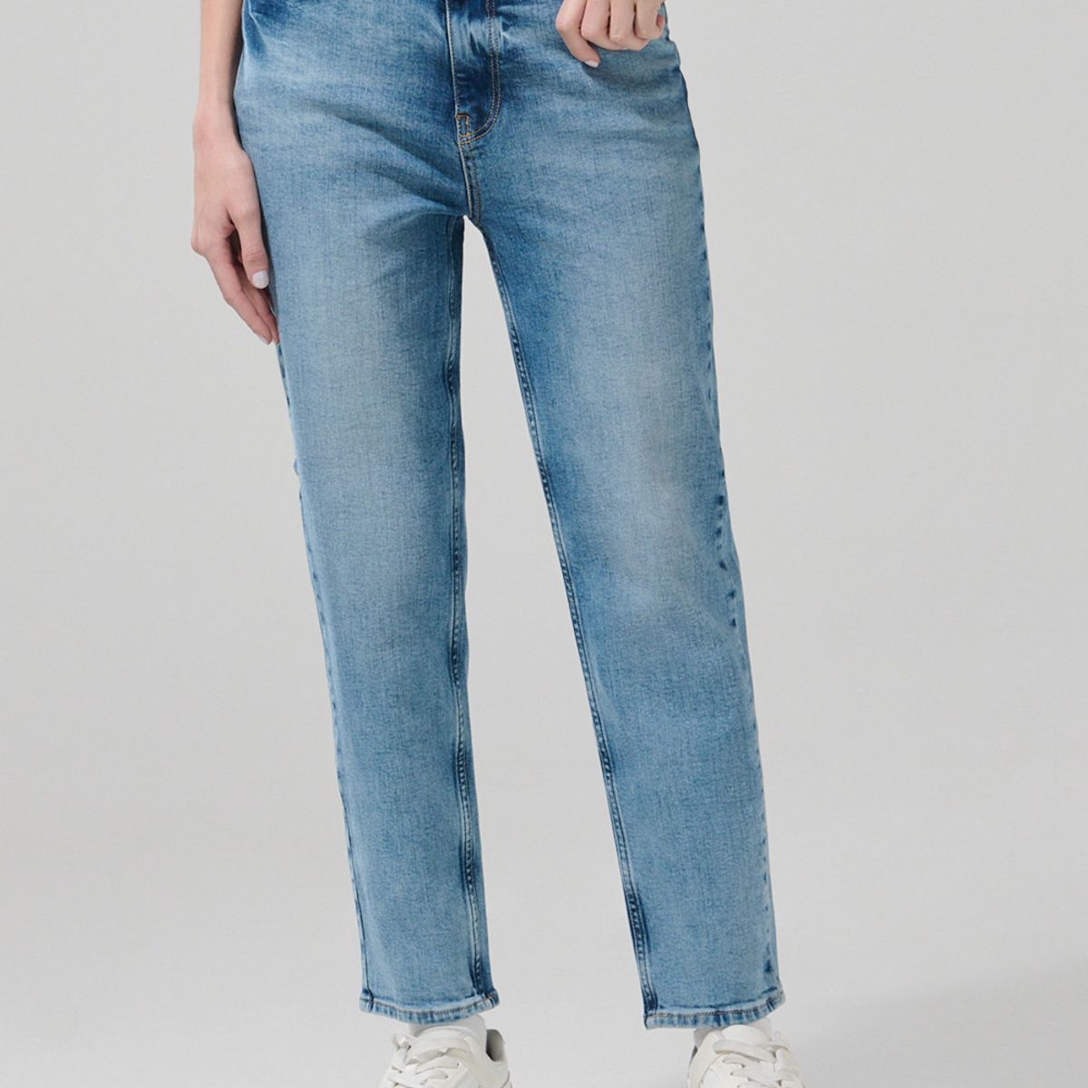 KOAJ - KOAJ Jean mom súper tiro alto azul claro con desgastes Mujer