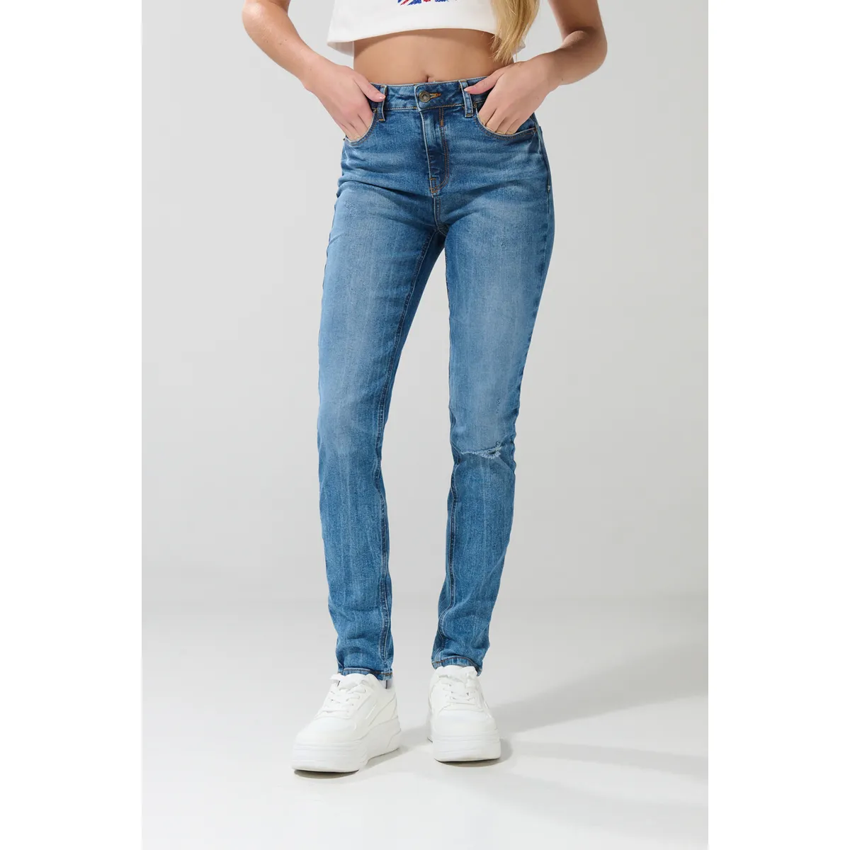 KOAJ - KOAJ Jean tiro alto jegging azul claro con roto Mujer