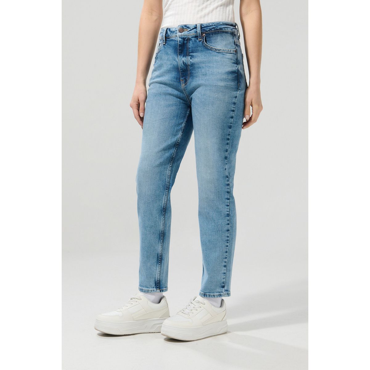 KOAJ - KOAJ Jean súper tiro alto azul mom con desgastes y bota rect Mujer