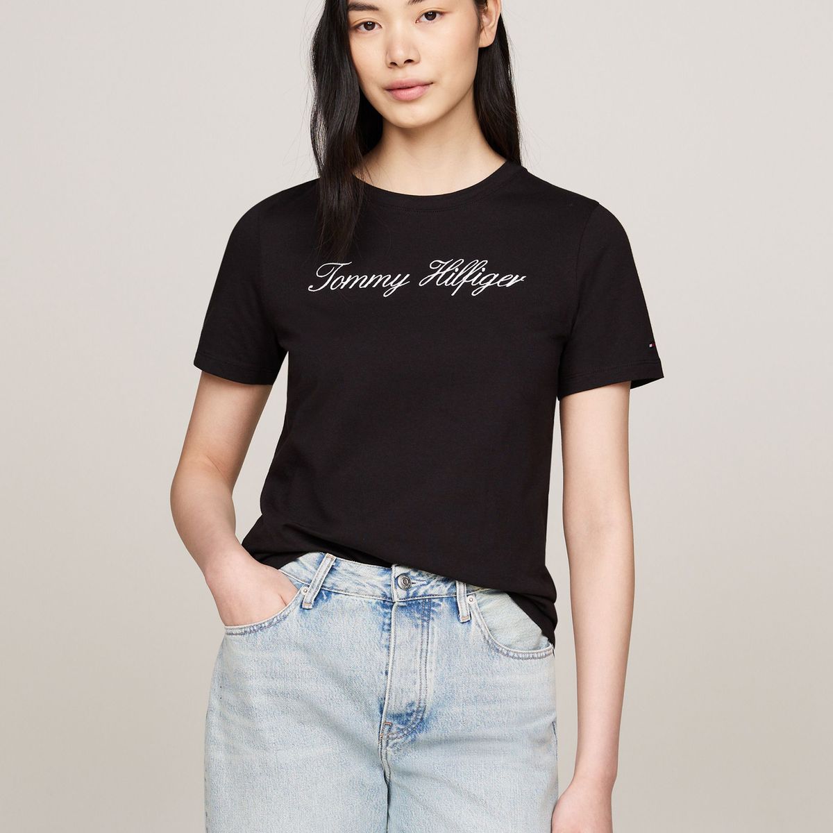 TOMMY HILFIGER - Camiseta negra de corte regular con logo script Tommy Hilfiger