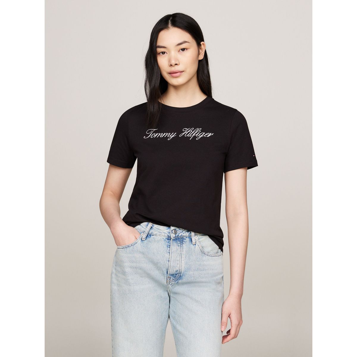 TOMMY HILFIGER - Camiseta negra de corte regular con logo script Tommy Hilfiger