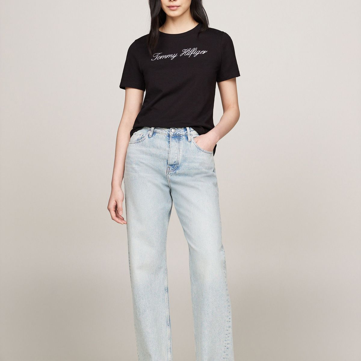 TOMMY HILFIGER - Camiseta negra de corte regular con logo script Tommy Hilfiger