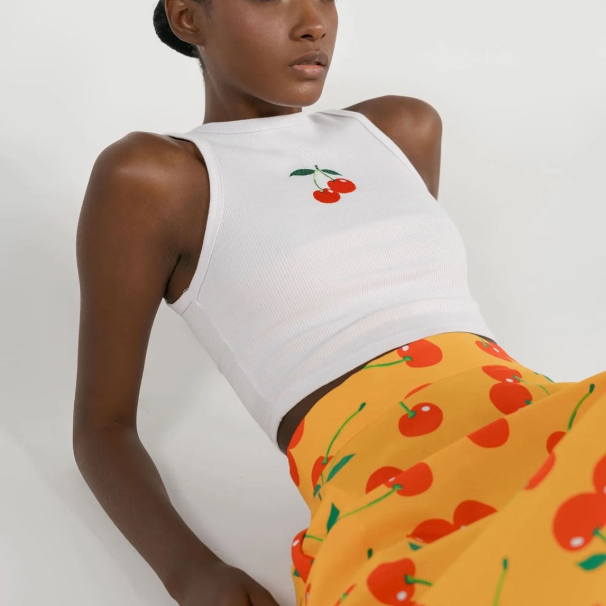 PINEAPPLES DON'T HAVE SLEEVES - Falda Midi con Estampado Cerezas Pineapples