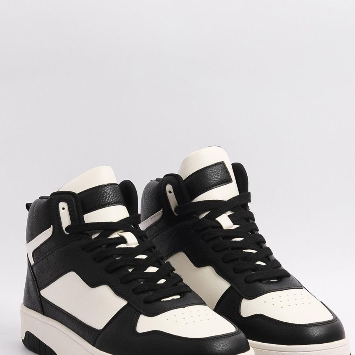 KOAJ - KOAJ Tenis negros de bota con cortes y suelas planas Hombre