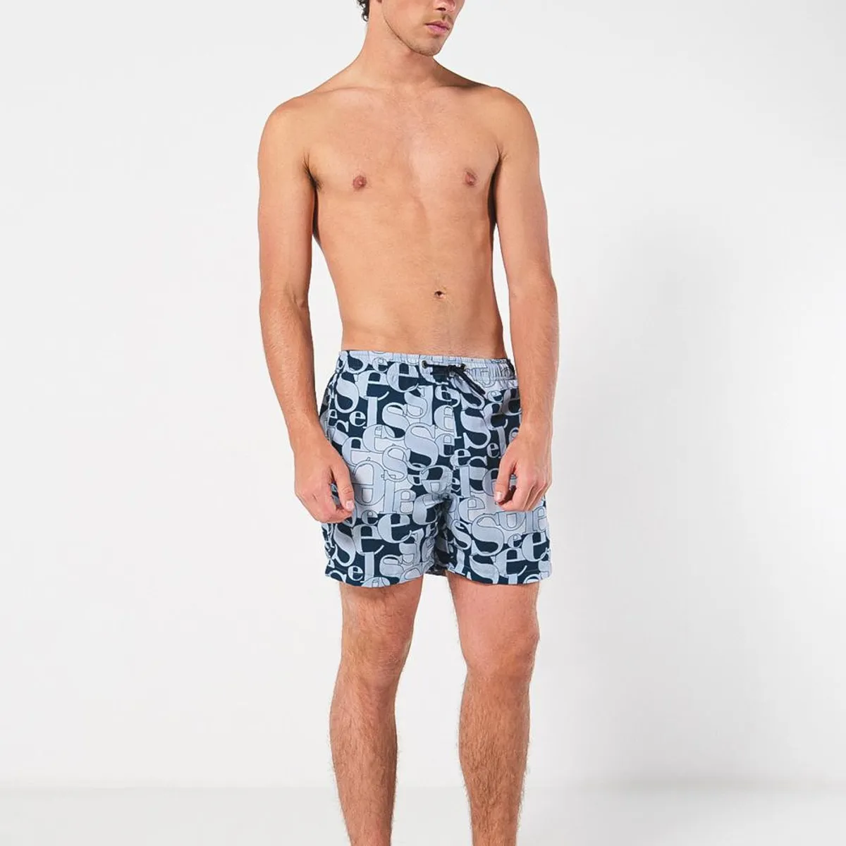 KOAJ - KOAJ Bermuda playera azul oscura con diseños de letras Hombre