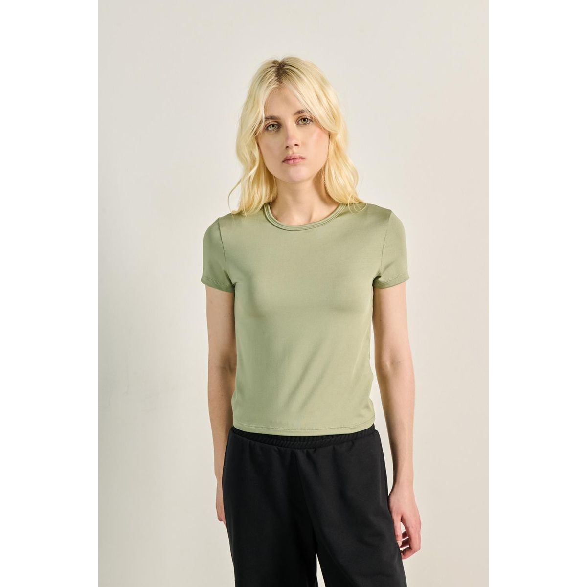 KOAJ - KOAJ Camiseta ajustada verde clara con manga corta Mujer