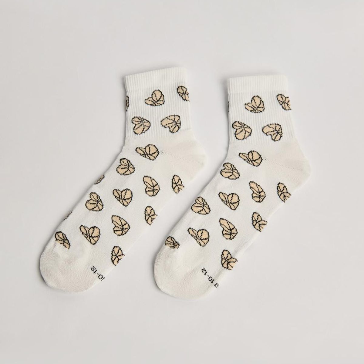 KOAJ - KOAJ Medias cortas cremas claras con diseños de baloncesto Hombre