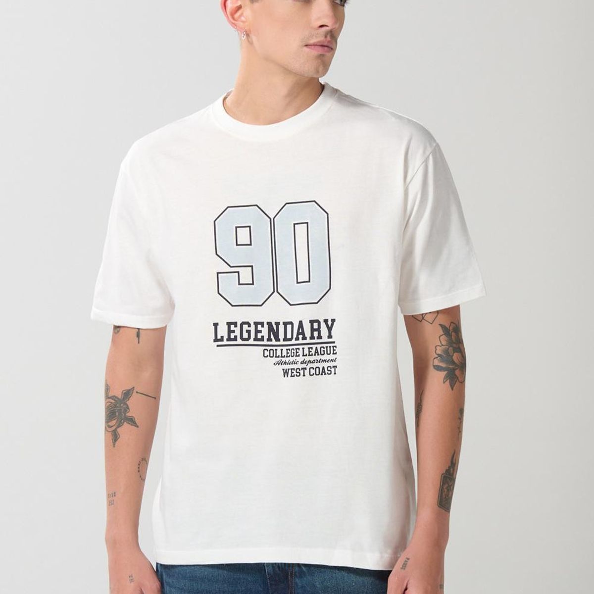 KOAJ - KOAJ Camiseta hombro rodado college crema con manga corta Hombre