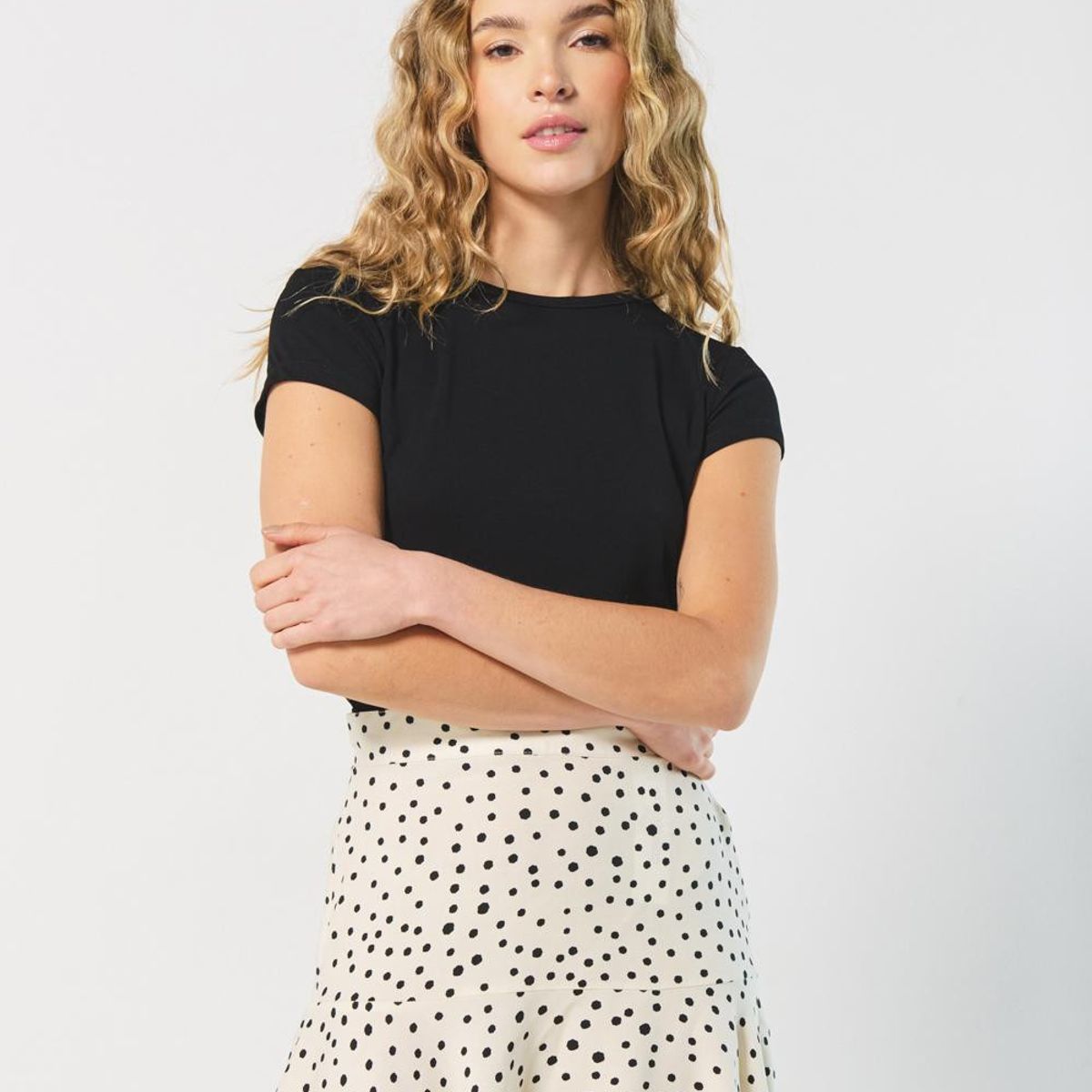 KOAJ - KOAJ Camiseta negra con escote en espalda y manga corta Mujer