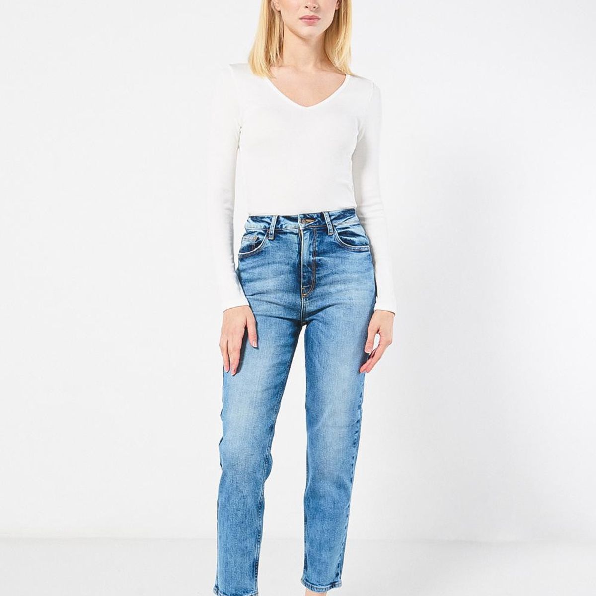 KOAJ - KOAJ Jean mom azul con bota recta desgastes y tiro súper a Mujer