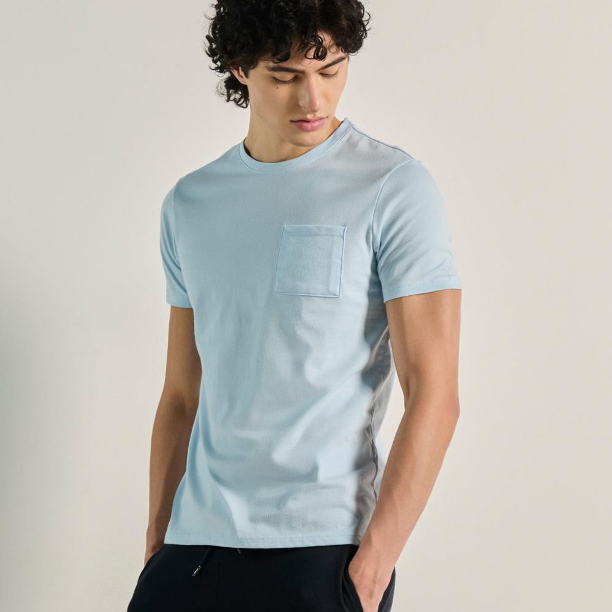 KOAJ - KOAJ Camiseta unicolor en algodón con bolsillo y manga cort Hombre
