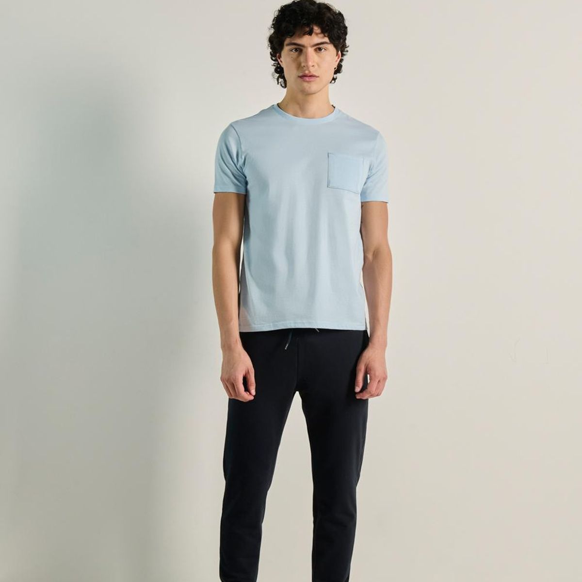 KOAJ - KOAJ Camiseta unicolor en algodón con bolsillo y manga cort Hombre
