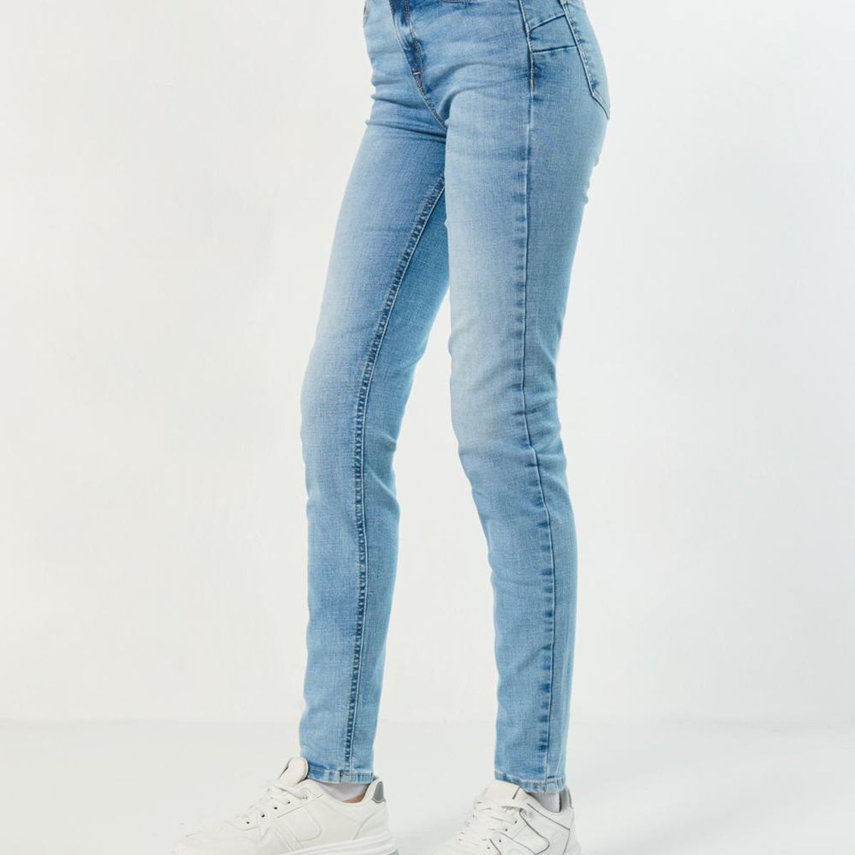 KOAJ - KOAJ Jean push up azul con tiro alto, doble botón y pretina Mujer