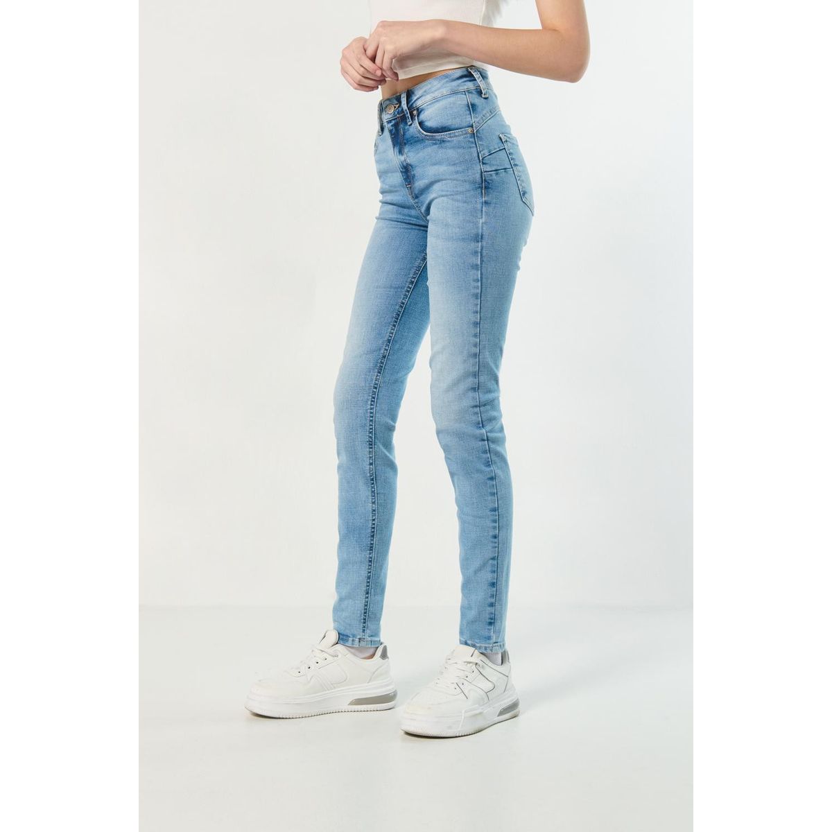 KOAJ - KOAJ Jean push up azul con tiro alto, doble botón y pretina Mujer