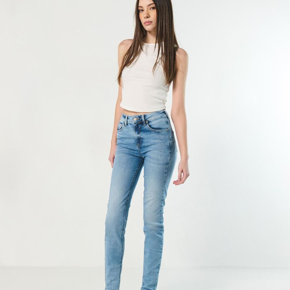 KOAJ - KOAJ Jean push up azul con tiro alto, doble botón y pretina Mujer