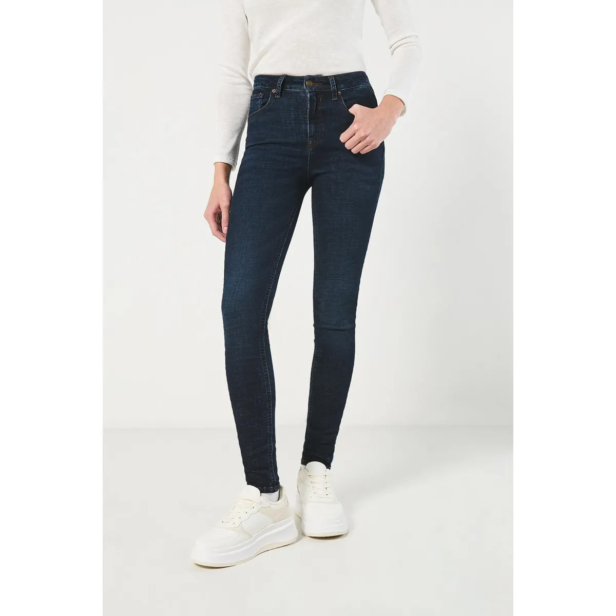 KOAJ - KOAJ Jean azul oscuro con efecto push up, realce y tiro alt Mujer