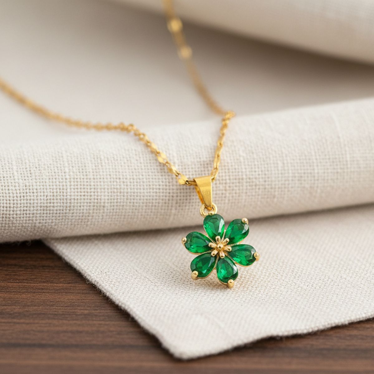 DELUXE - Collar Cadena Con Dije De Flor Verde Circon En Acero Inoxidable + Caja