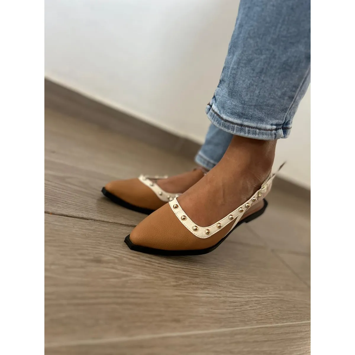 GENERICO - Baletas Destalonadas Negro Charol con Correa Beige y Taches  Elegantes y Cómodas