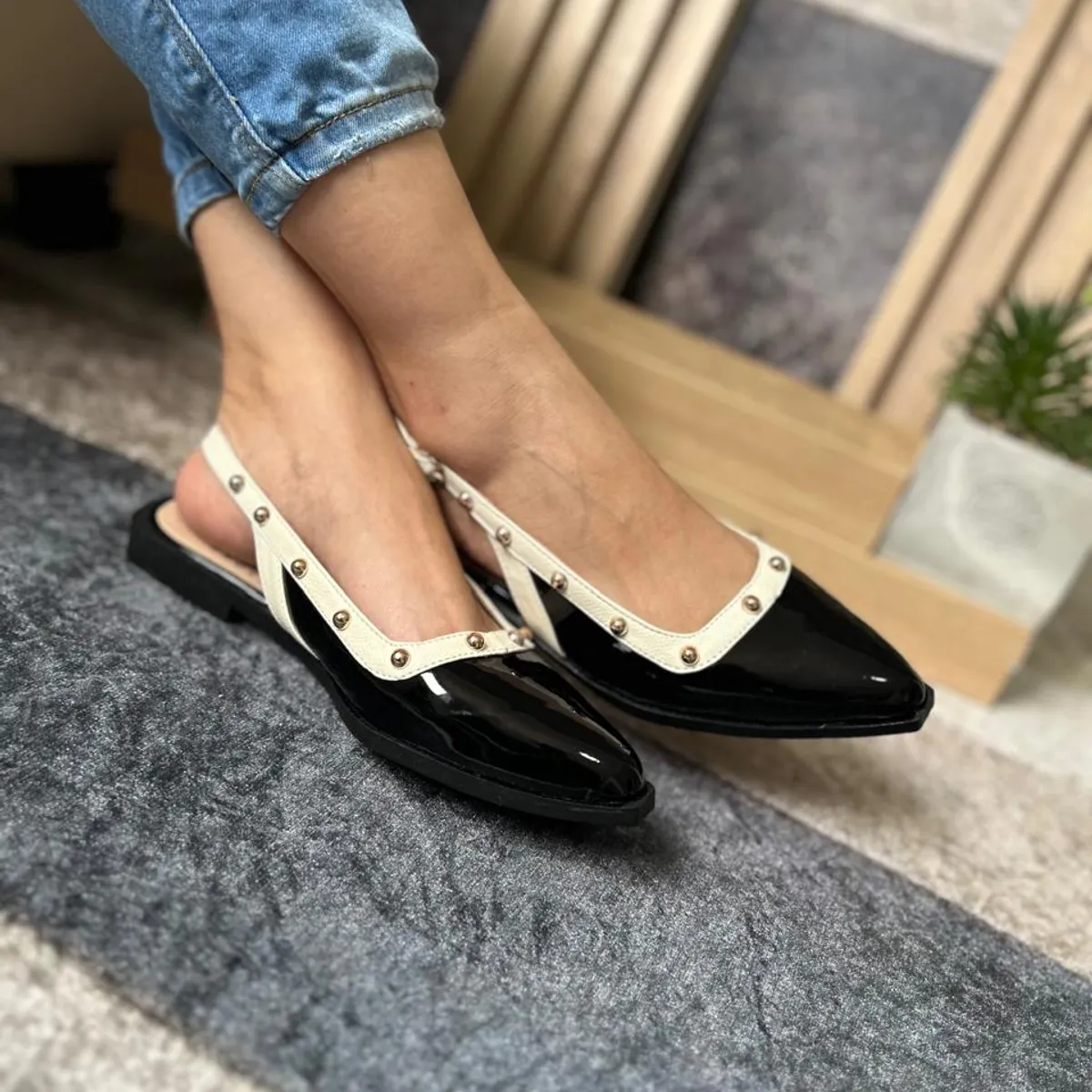 GENERICO - Baletas Destalonadas Negro Charol con Correa Beige y Taches  Elegantes y Cómodas