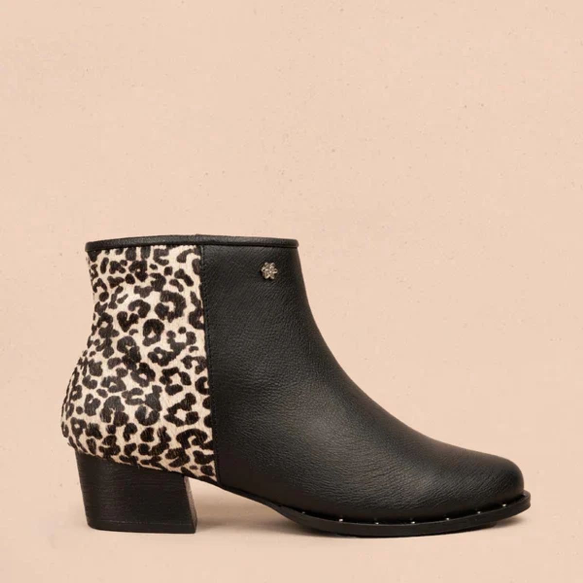 COSMOS - Botines en cuero color negro con animal print 105726