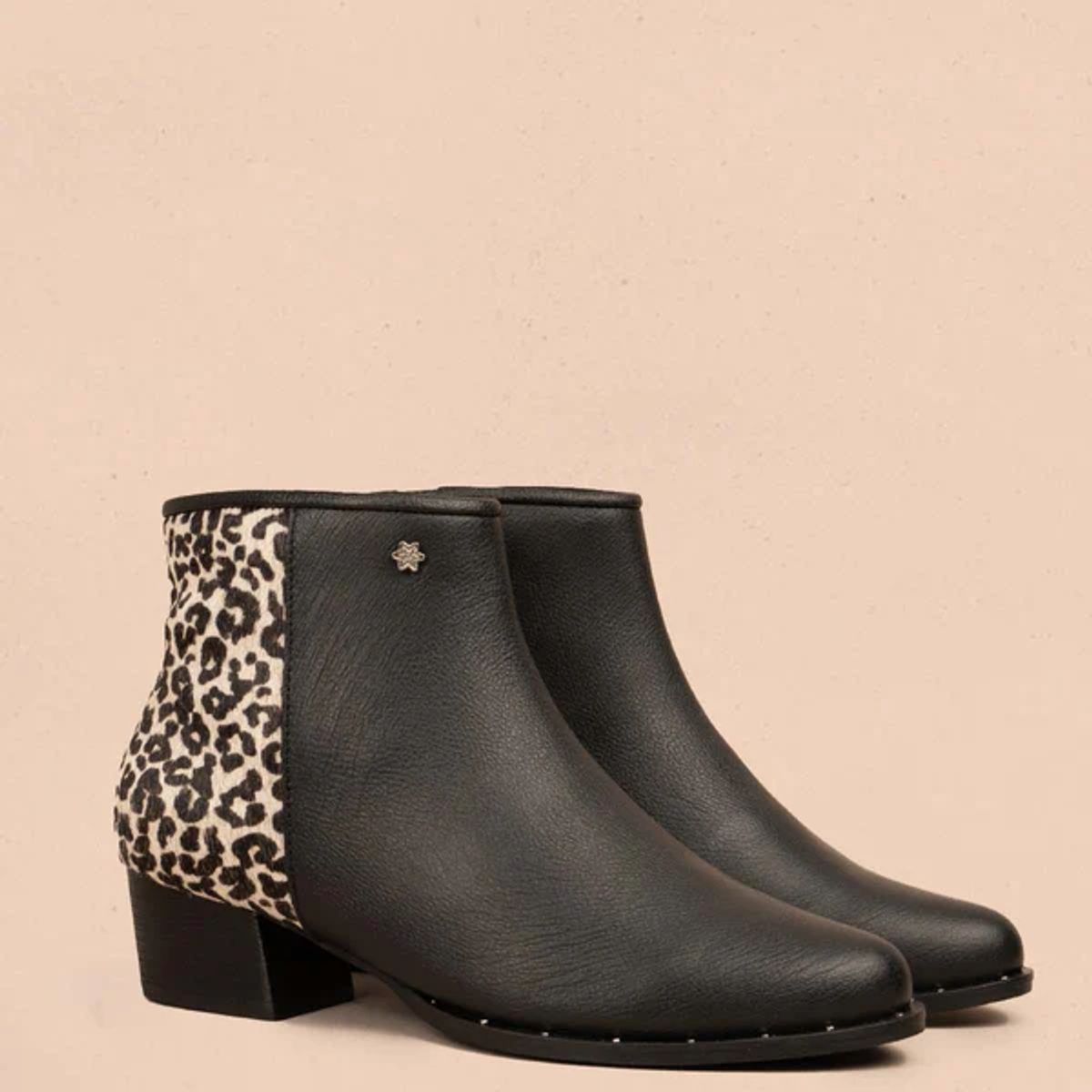 COSMOS - Botines en cuero color negro con animal print 105726