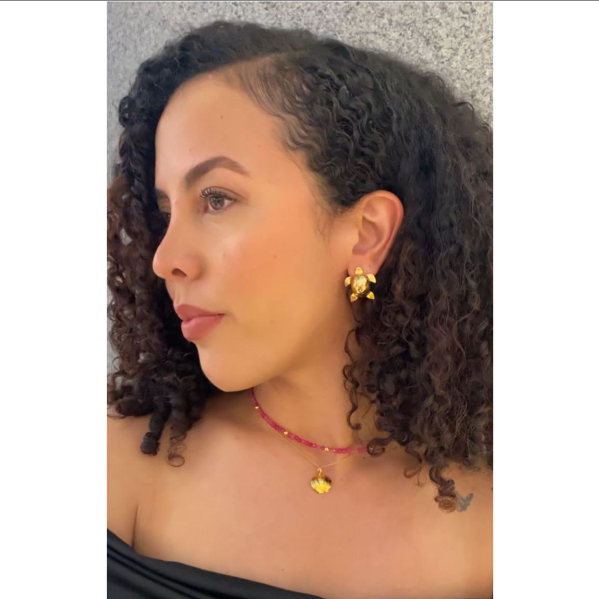MERAKI - Aretes mujer de Tortuga Bañado en oro 24kt - Aretes pequeños - Topos para mujer