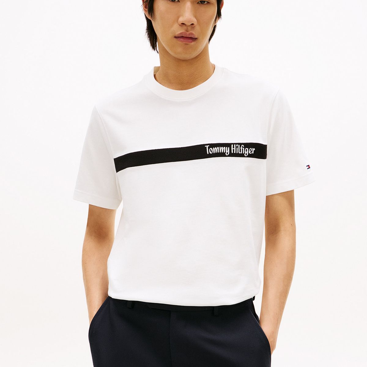 TOMMY HILFIGER - Camiseta blanca con diseño de rayas gráfica en el pecho Tommy Hilfiger