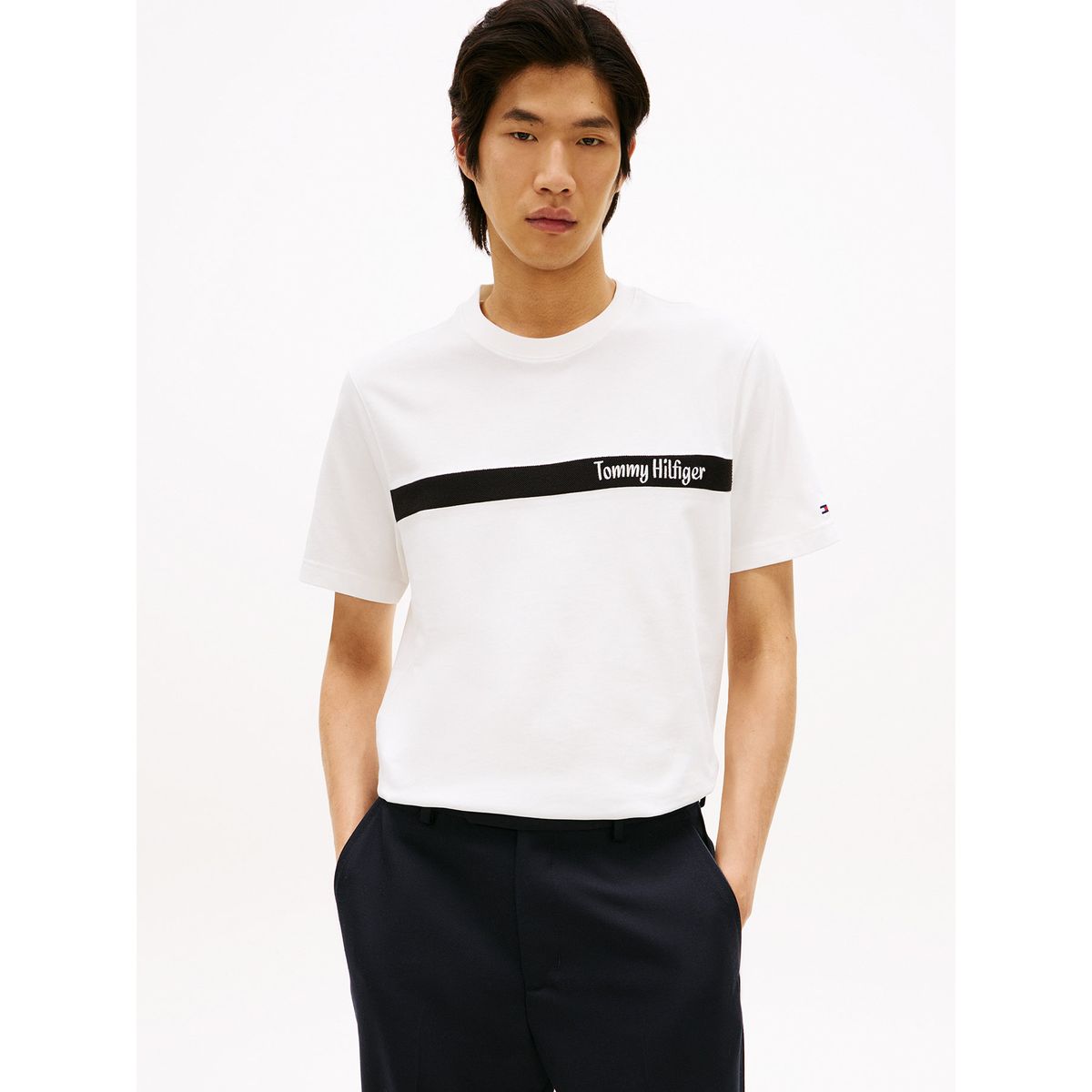 TOMMY HILFIGER - Camiseta blanca con diseño de rayas gráfica en el pecho Tommy Hilfiger