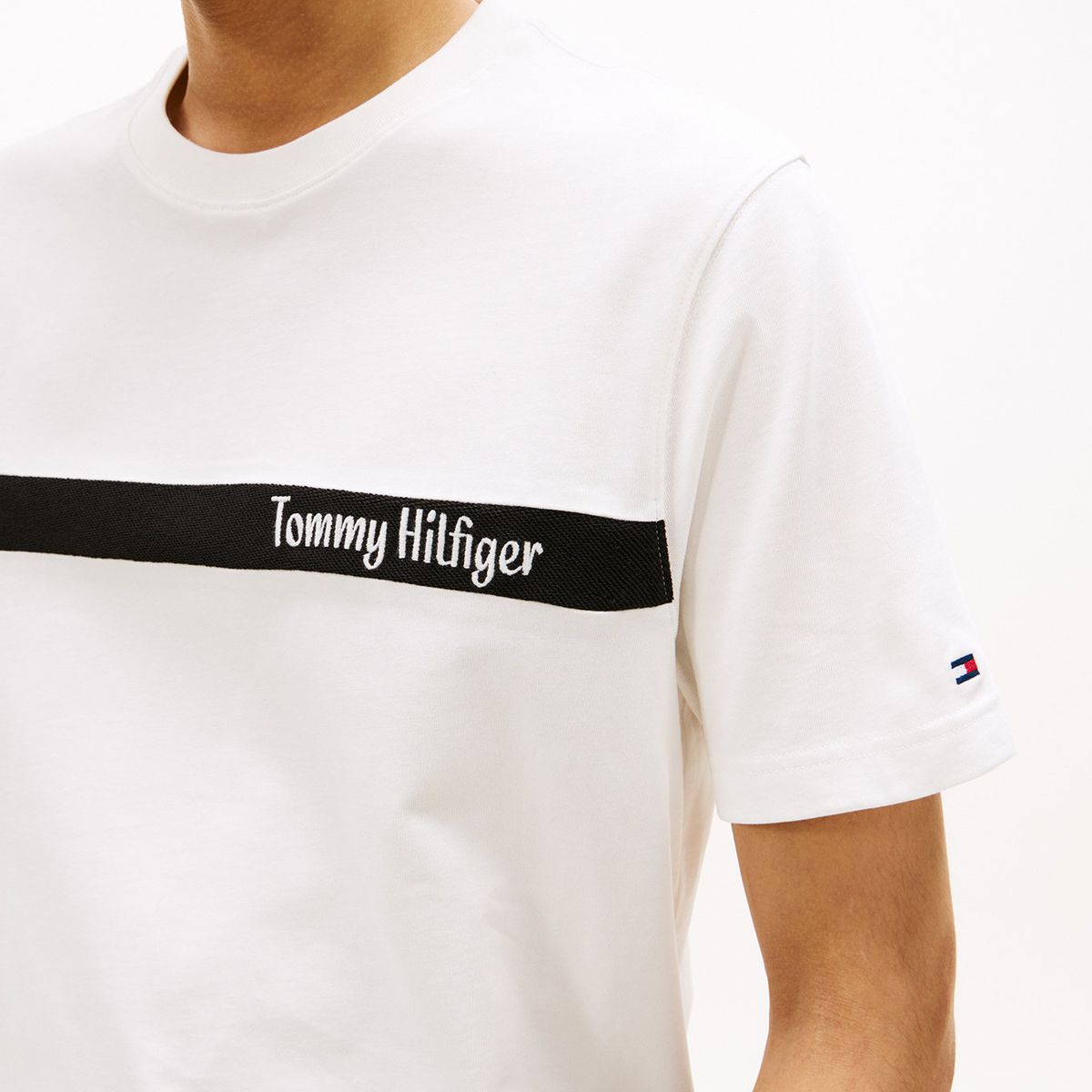 TOMMY HILFIGER - Camiseta blanca con diseño de rayas gráfica en el pecho Tommy Hilfiger
