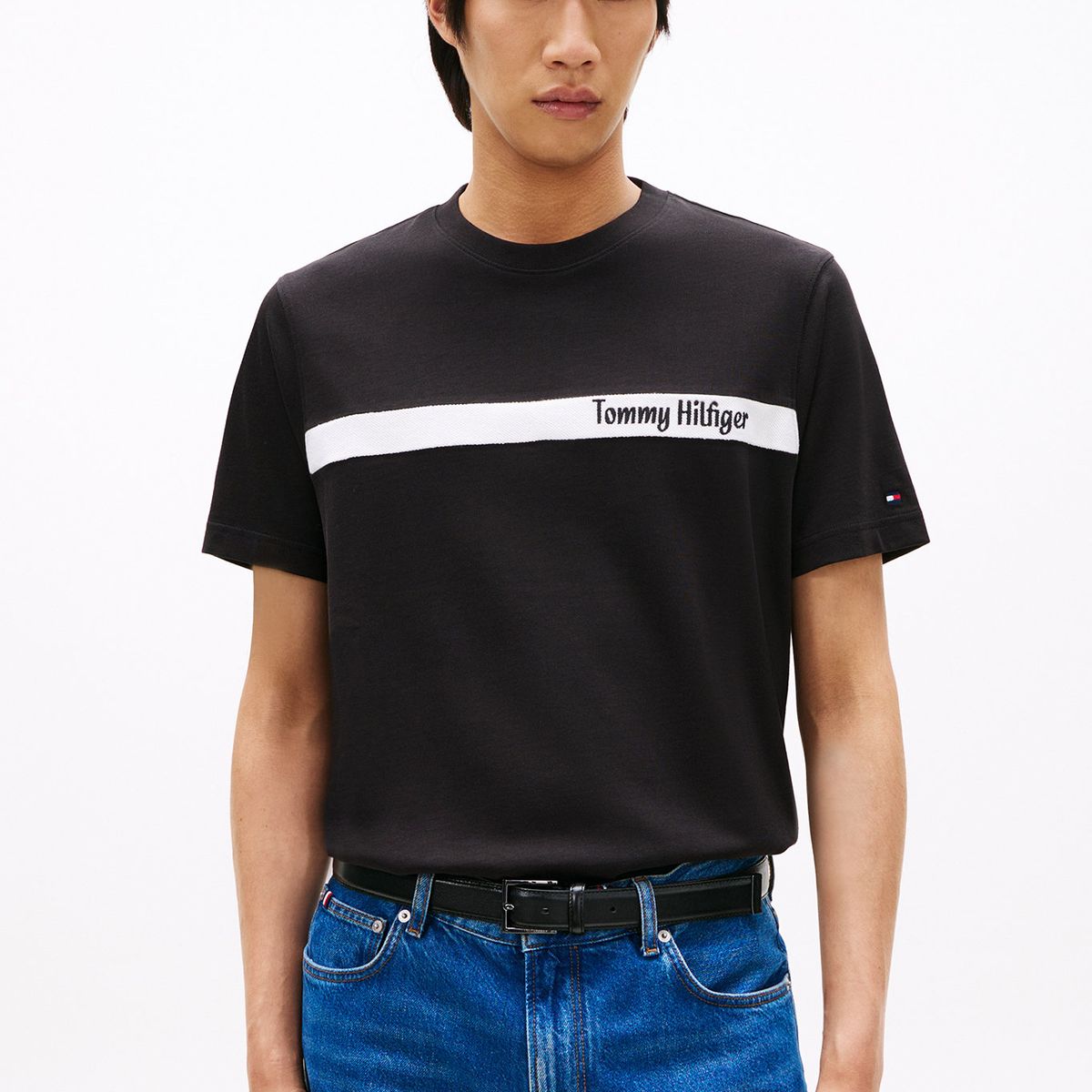 TOMMY HILFIGER - Camiseta negra con diseño de rayas gráfica en el pecho Tommy Hilfiger