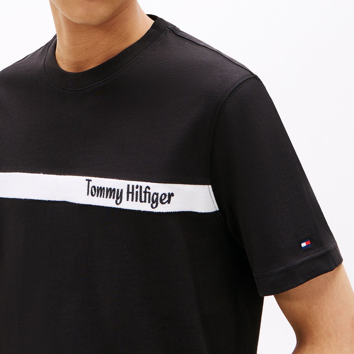 TOMMY HILFIGER - Camiseta negra con diseño de rayas gráfica en el pecho Tommy Hilfiger