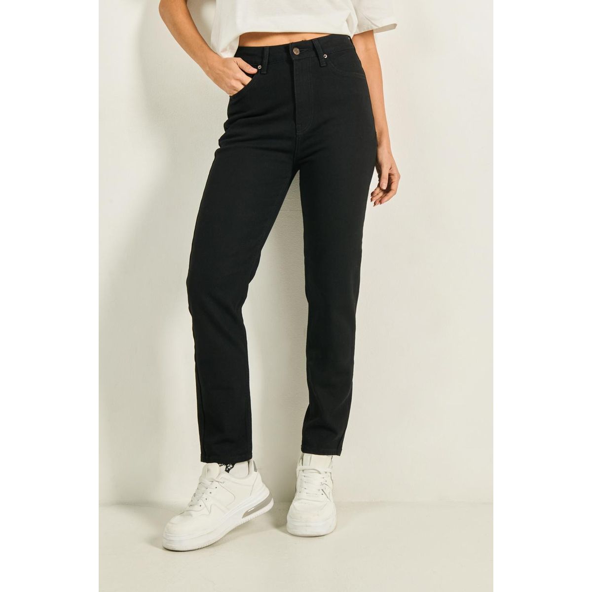 KOAJ - KOAJ Jean mom negro tiro súper alto con bolsillos y bota re Mujer