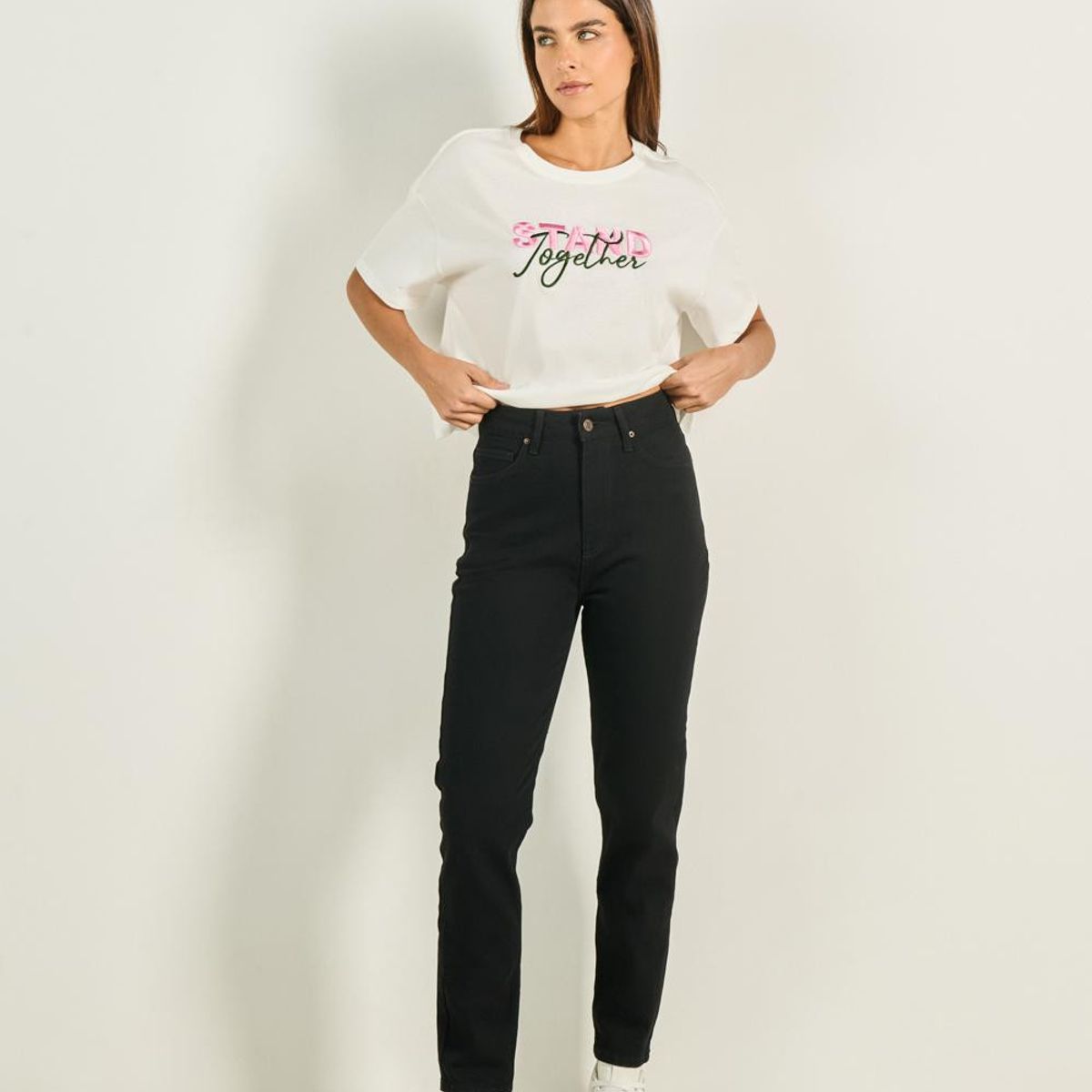 KOAJ - KOAJ Jean mom negro tiro súper alto con bolsillos y bota re Mujer