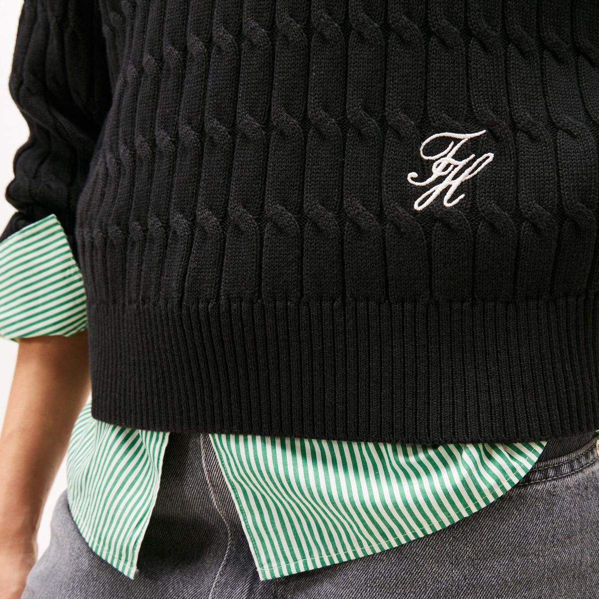 TOMMY HILFIGER - Saco negro con cierre de cremallera de 1/2 con tejido cableado Tommy Hilfiger