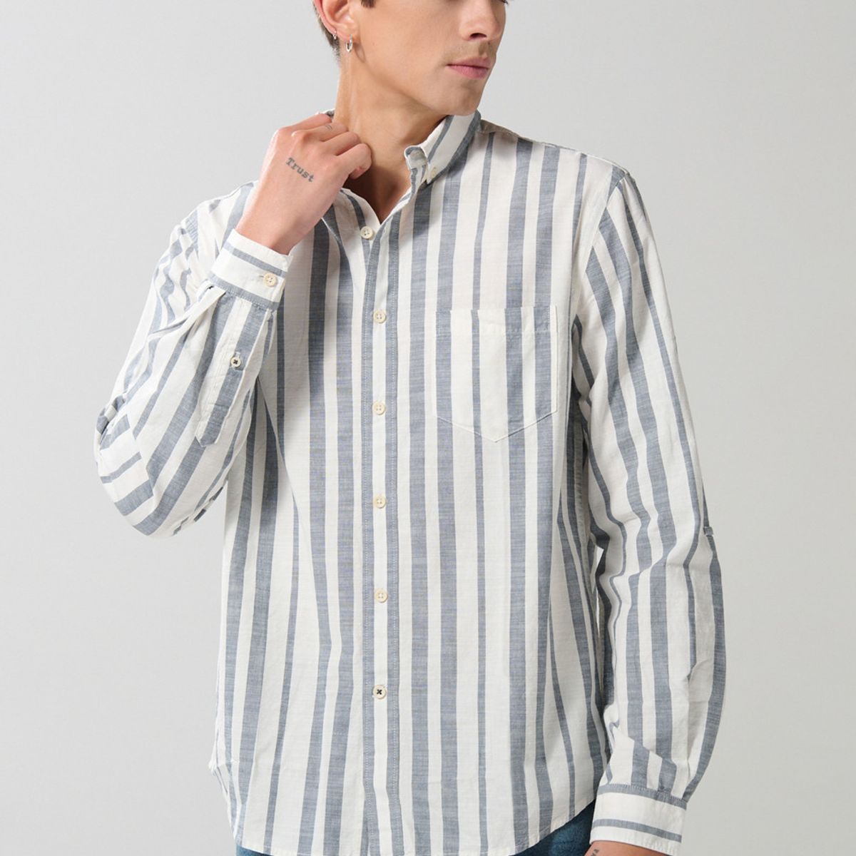 KOAJ - KOAJ Camisa a rayas unicolor con cuello button down y manga  Hombre