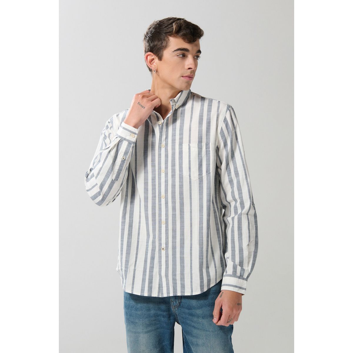 KOAJ - KOAJ Camisa a rayas unicolor con cuello button down y manga  Hombre