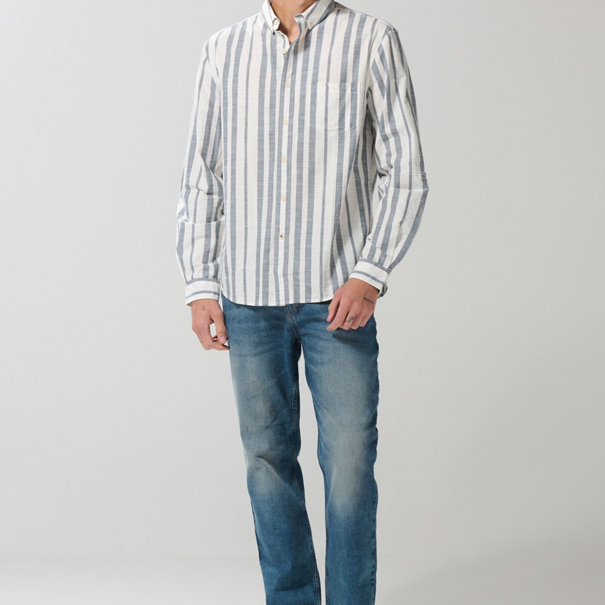 KOAJ - KOAJ Camisa a rayas unicolor con cuello button down y manga  Hombre